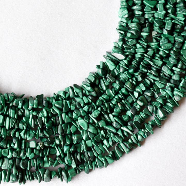 AK Healing Crystals - Venta al por mayor Cuentas - Perlas de malaquita cruda sin cortar, cuentas sueltas con astillas de piedras preciosas