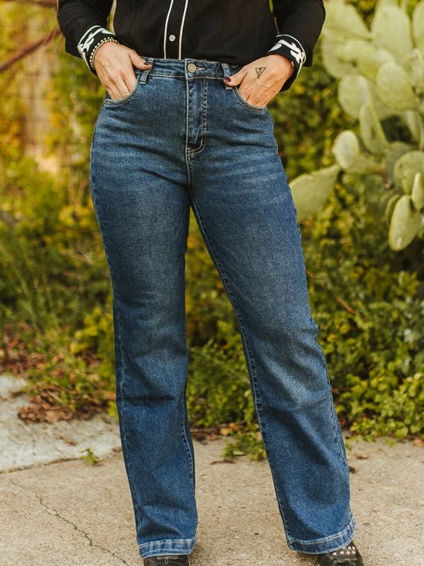 Jean classique à taille mi-haute, délavage foncé pour la vente par LUCKY & BLESSED
