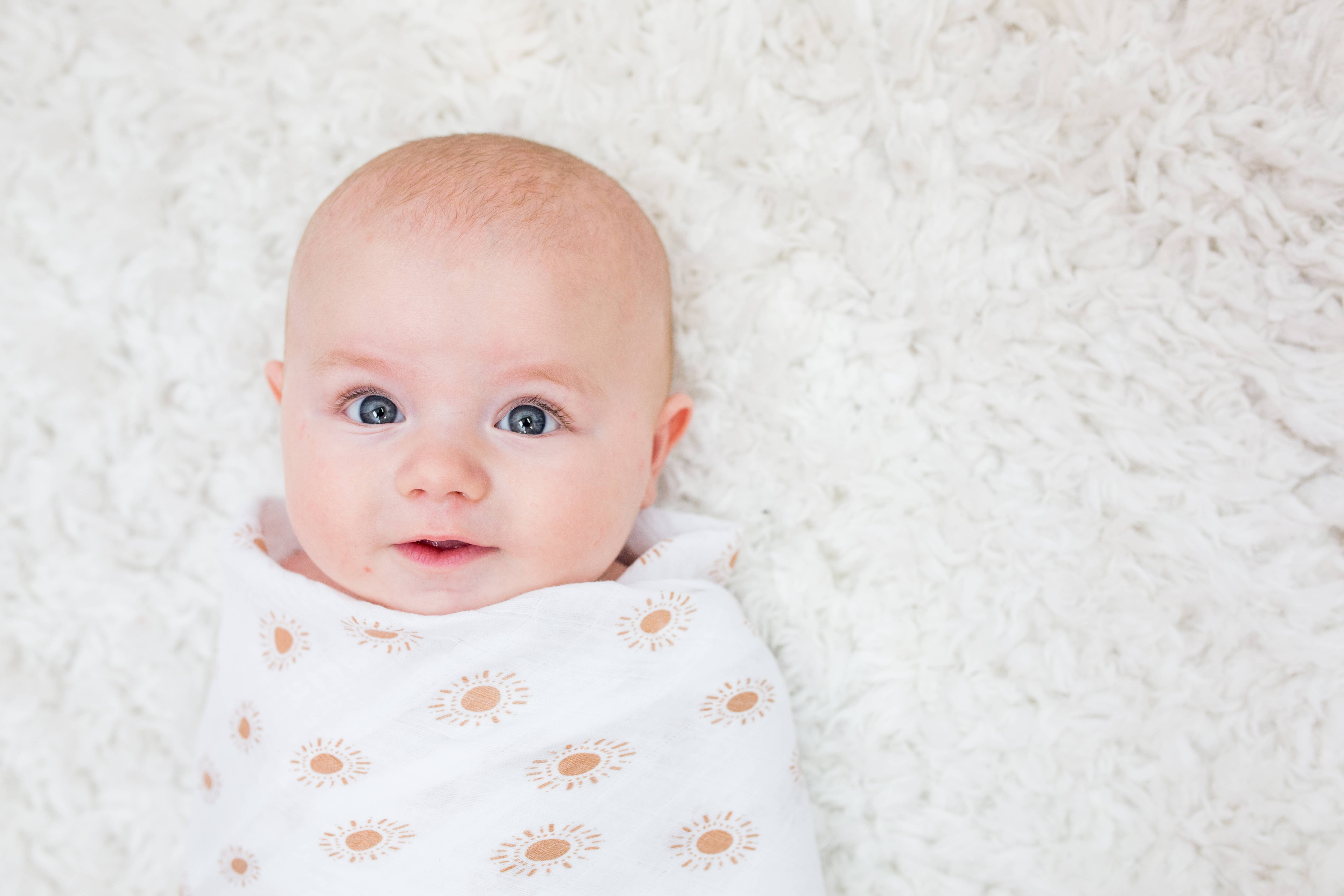 Lulujo Baby - Vente Lange – bébé - Lot de 2 couvertures d'emmaillotage en coton – Arc-en-ciel & Soleils5