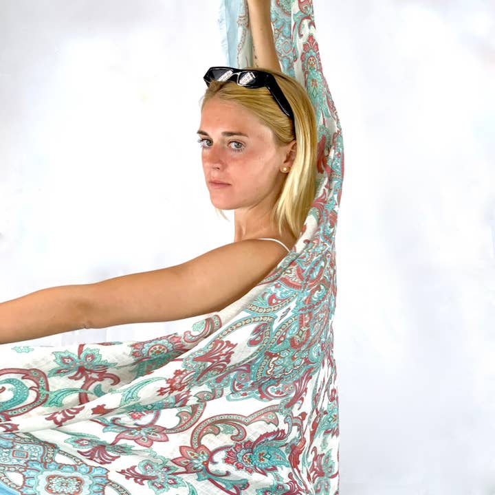 Zuiver linnen pareo met aqua paisleyprint COD 301 voor wholesale door C.C.&Co.Srl