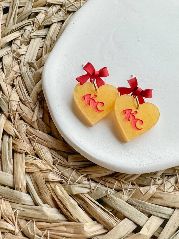 KC Sweetheart Örhängen för wholesale av TART Design Co. LLC