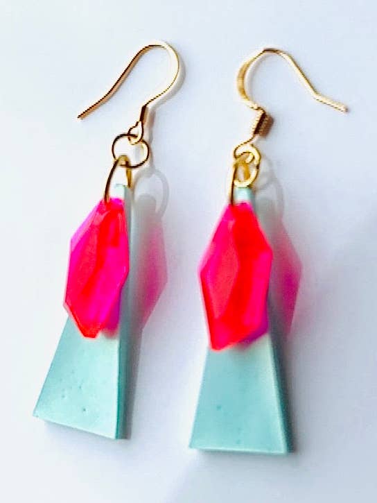 Boucles d'oreilles perroquet bleu rose pour la vente par Soderena Designs