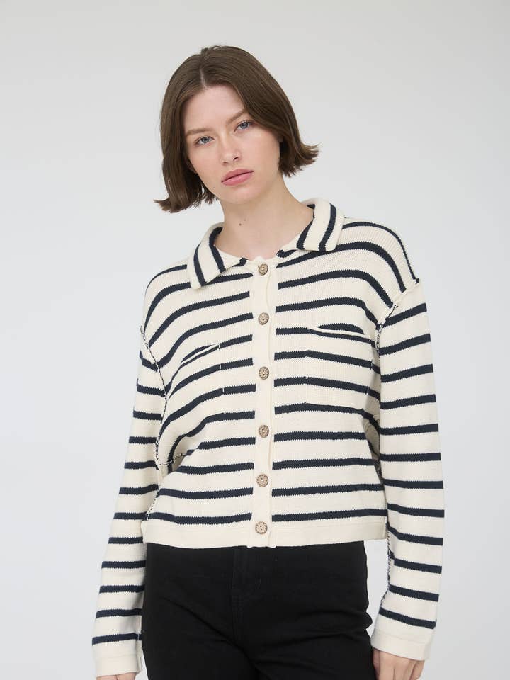 GILET À MANCHES LONGUES AVEC COL À RAYURES ET COUTURES APPARENTES (PRÉCOMMANDE) pour la vente par Blu Pepper