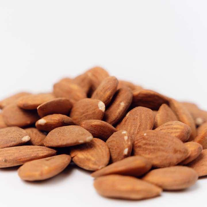 100% Italian natural peeled almonds, organic for wholesale by Agnellini Int Srl