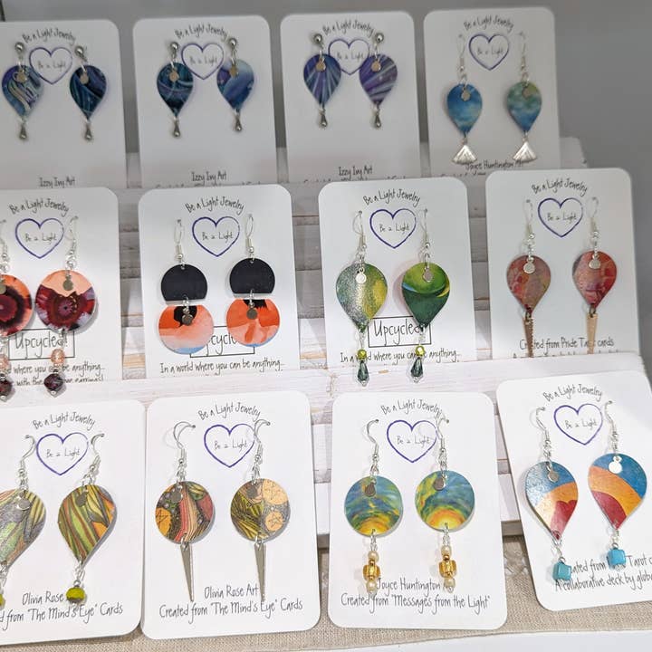 Mezcla Especial: Pack de Variedad de Pendientes de Tarjetas de Arte Recicladas para venta al por mayor de Be a Light Jewelry