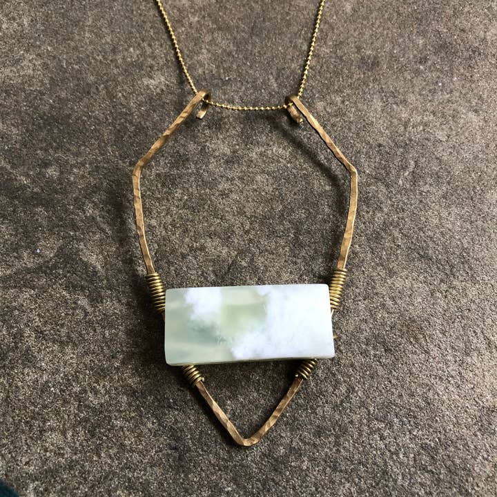 Mässing Kristall Sköld || Jade för wholesale av Kate Stephen Jewelry