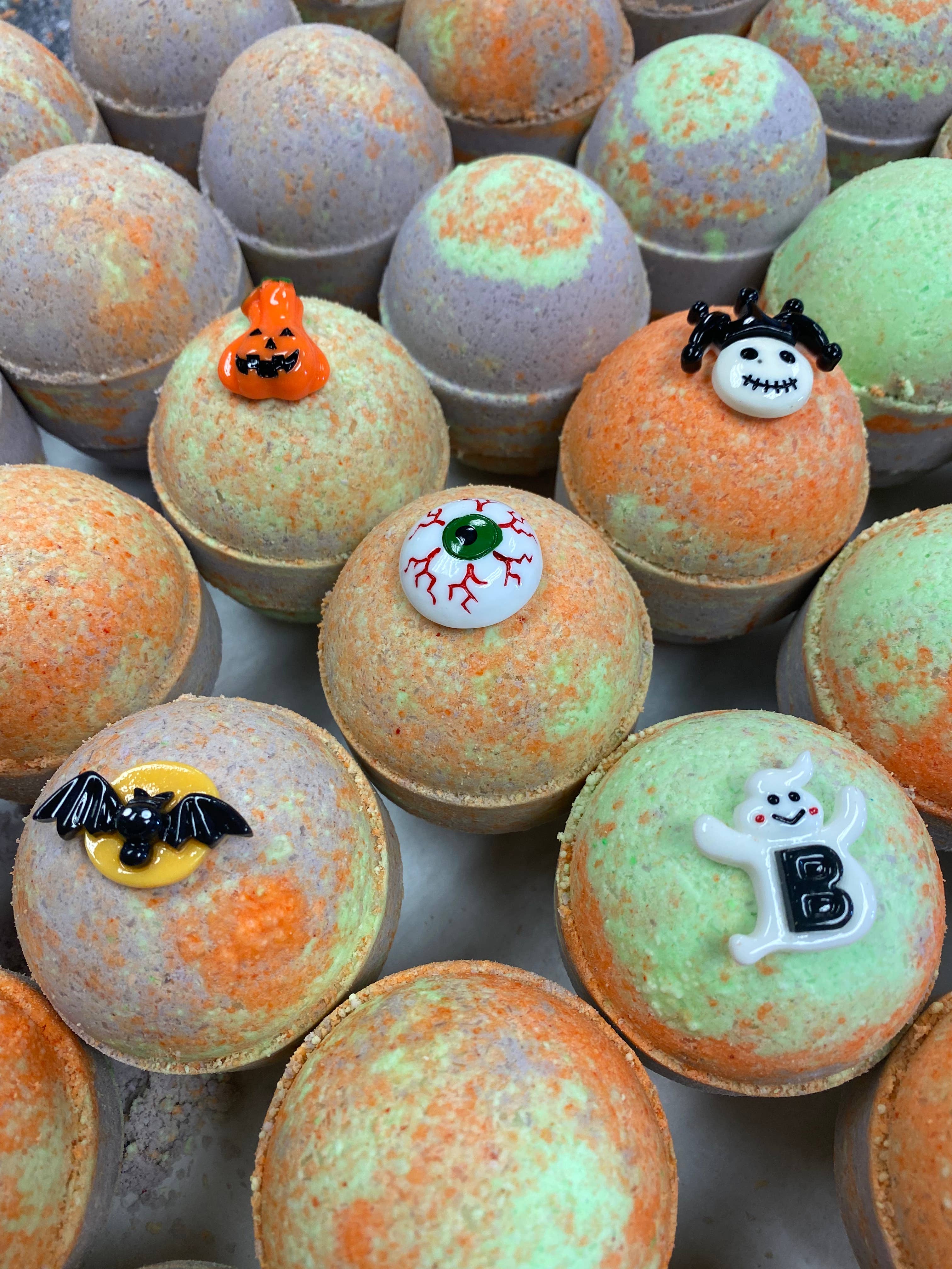 Yours Truly Bath Co – Bomba de banho/efervescente por atacado – Bomba de banho de brinquedo Oogie Boogie - Bomba de banho de Halloween2