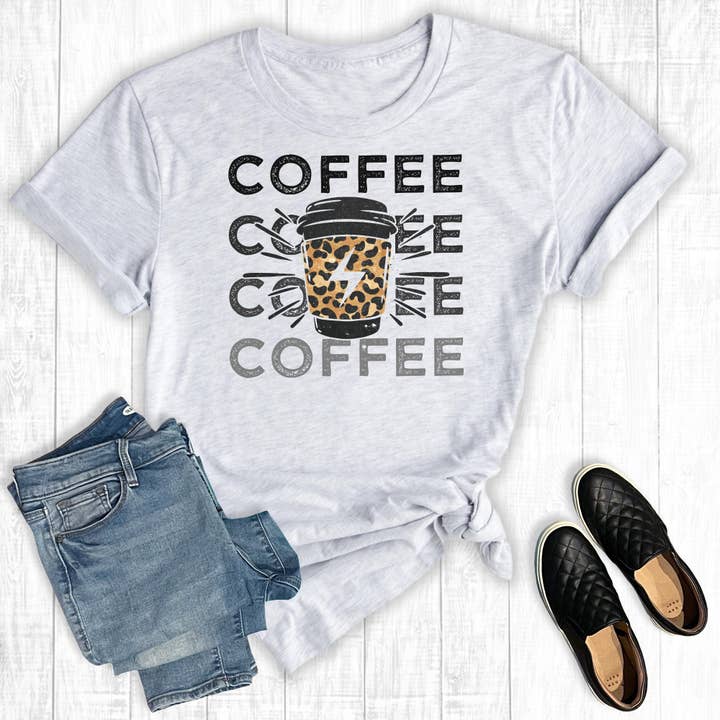T-shirt con stampa leopardata a forma di tazza di caffè per la vendita all'ingrosso da parte di The Way Down South