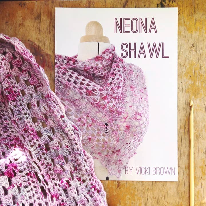 Vicki Brown Designs – Artigos de tricô/crochê por atacado – Padrão de crochê - Neona Shawl - PRINT