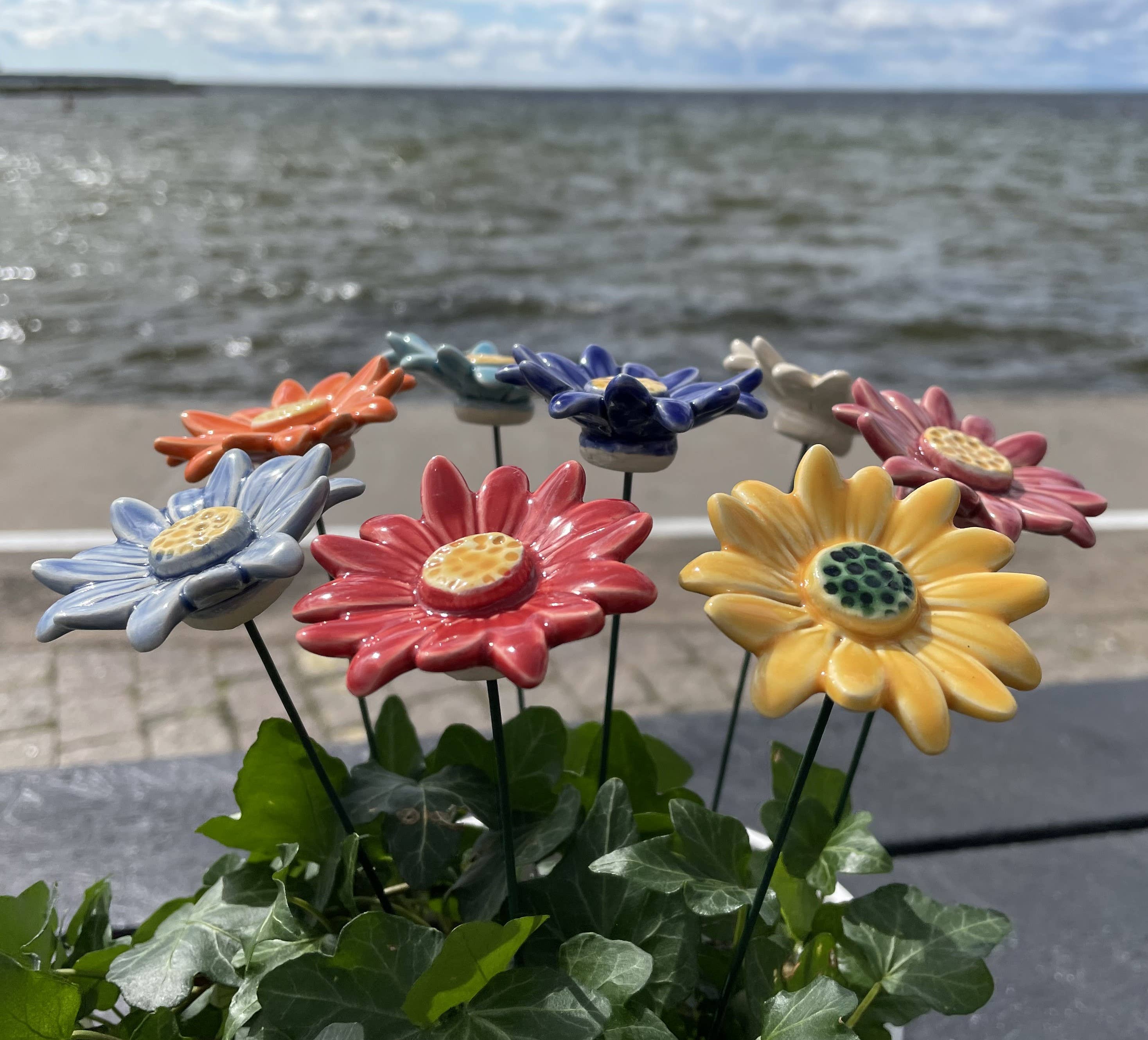 Pannonhem AB. - Vendita all'ingrosso Paletti da giardino/prato - Fiore di prato margherita in ceramica con gambo – decorazione e paletto per piante5