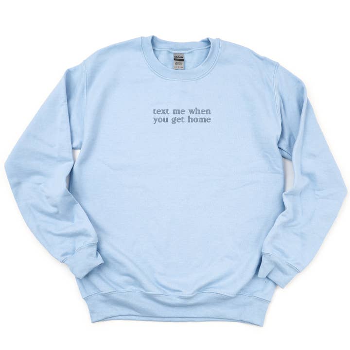 Sweatshirt brodé "Envoie-moi un texto quand tu rentres" pour la vente par Olive And Ivory Wholesale