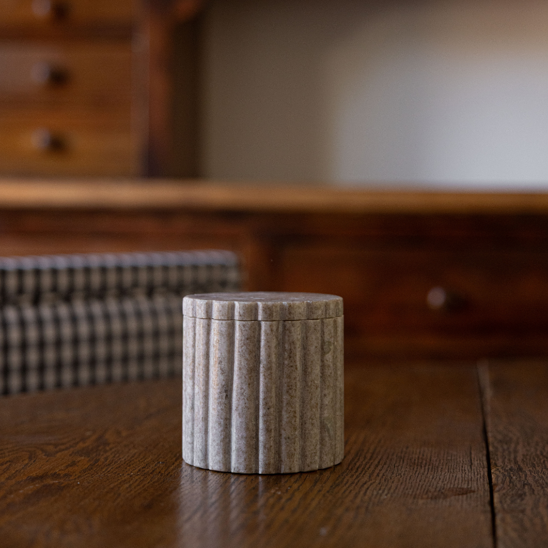 Luxe B Co - Vendita all'ingrosso Scatole decorative - Barattolo scanalato in marmo grigio beige5