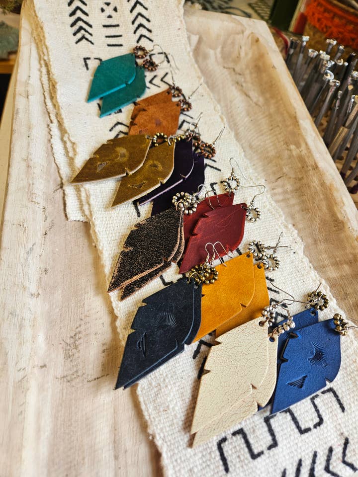 Orecchini in pelle con piume Boho - Grandi per la vendita all'ingrosso da parte di Native Leather Co