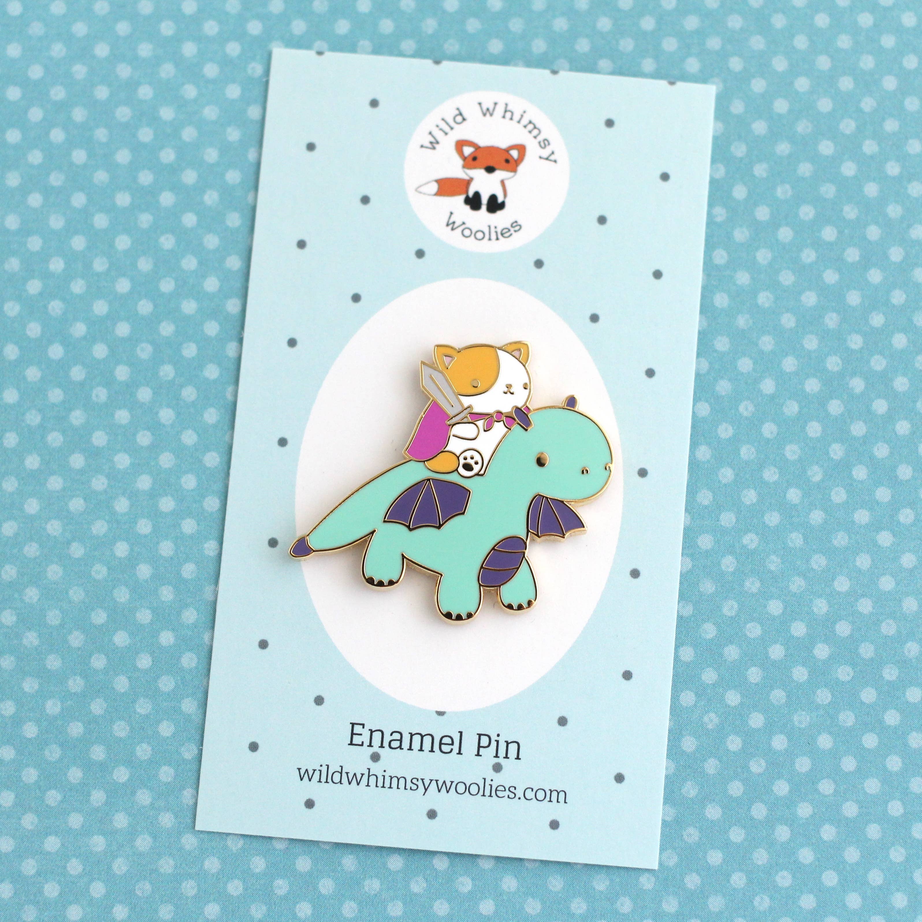 Wild Whimsy Woolies - Vente Épinglettes/boutons - Épinglette en émail chat et chevalier dragon (variante dragon turquoise)3