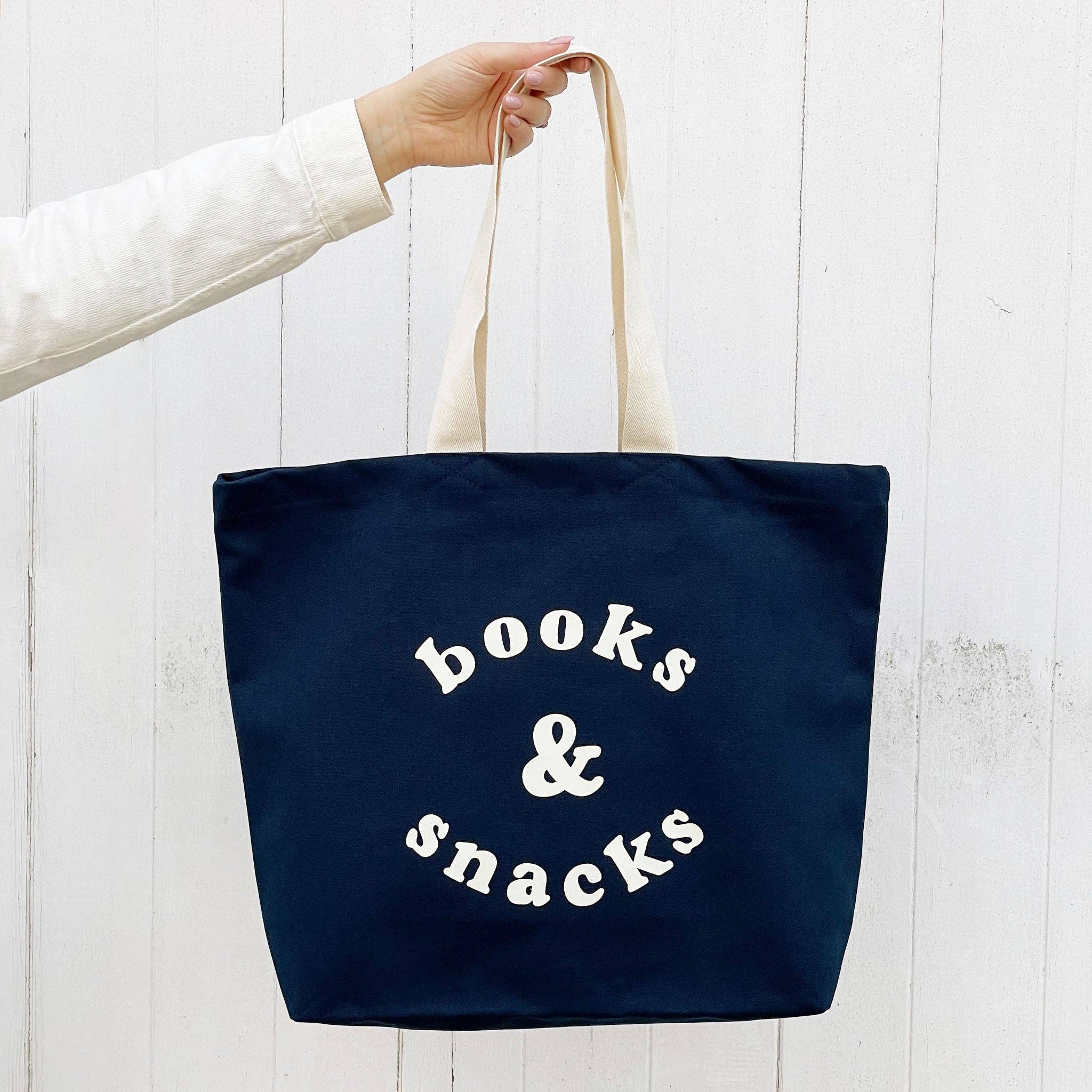 Alphabet Bags - Vente Tote bag – unisexe - Sac fourre-tout en toile bleu nuit « Books & Snacks »2