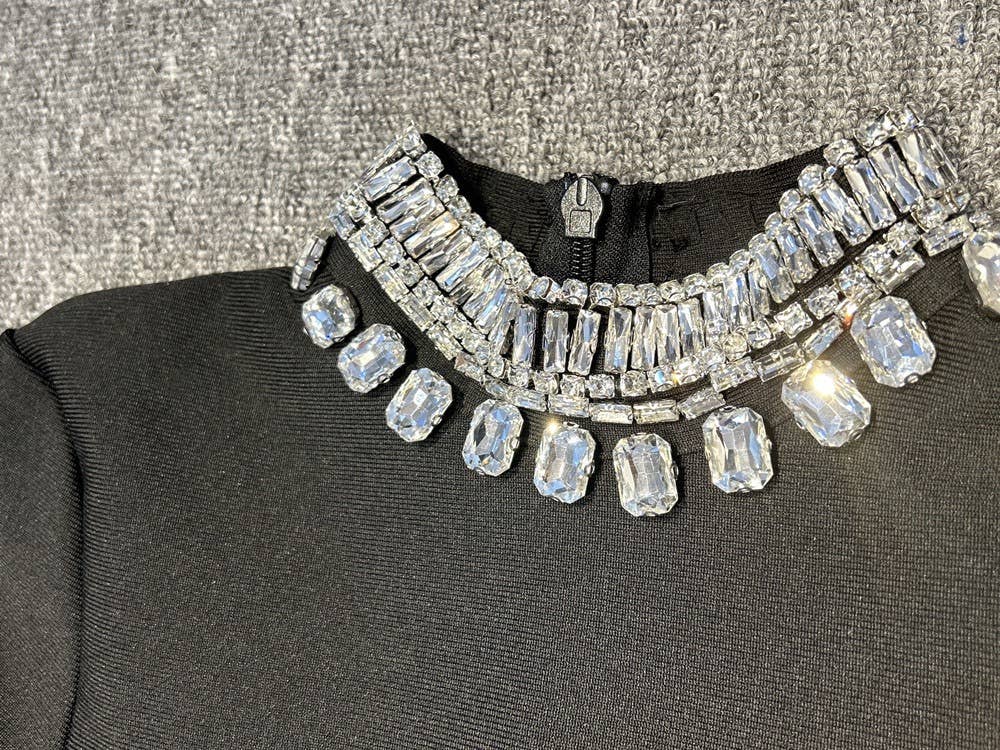 Nero DR073 Abito nero sofisticato con polsini svasati in diamante in vendita all'ingrosso su Faire11