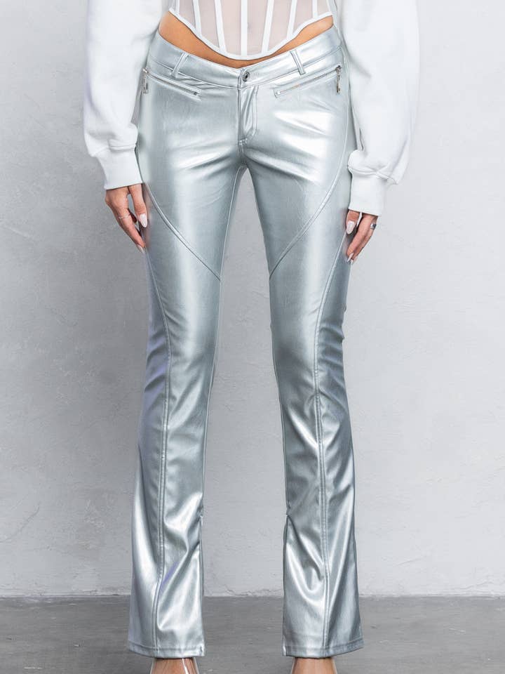 Pantalon en cuir découpé en V avec détails zippés pour la vente par No Vacancy