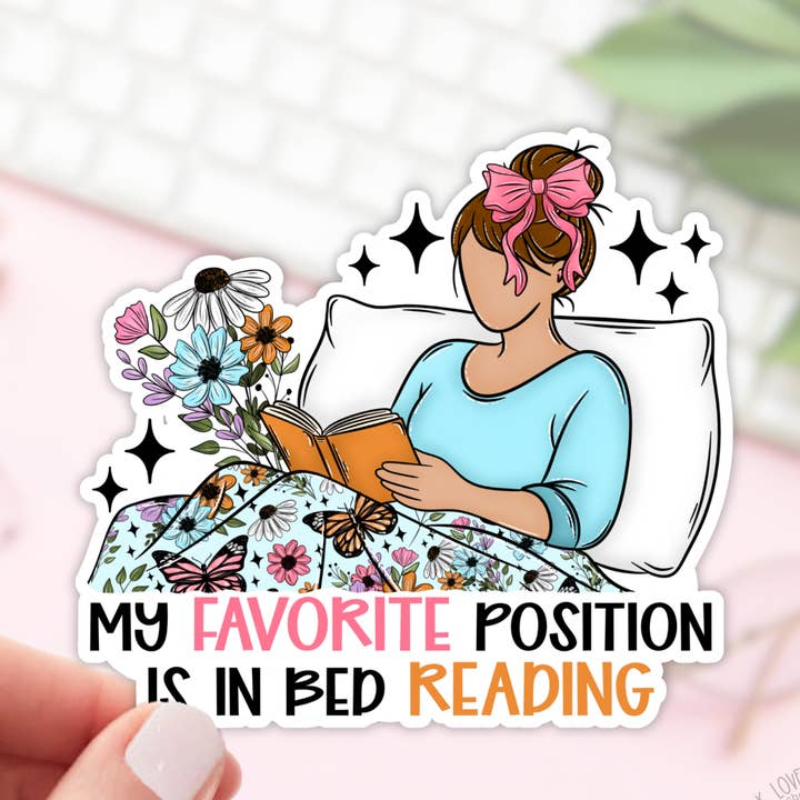 Ma position préférée, c'est au lit en train de lire des autocollants. pour la vente par Book Lover Merch Shop