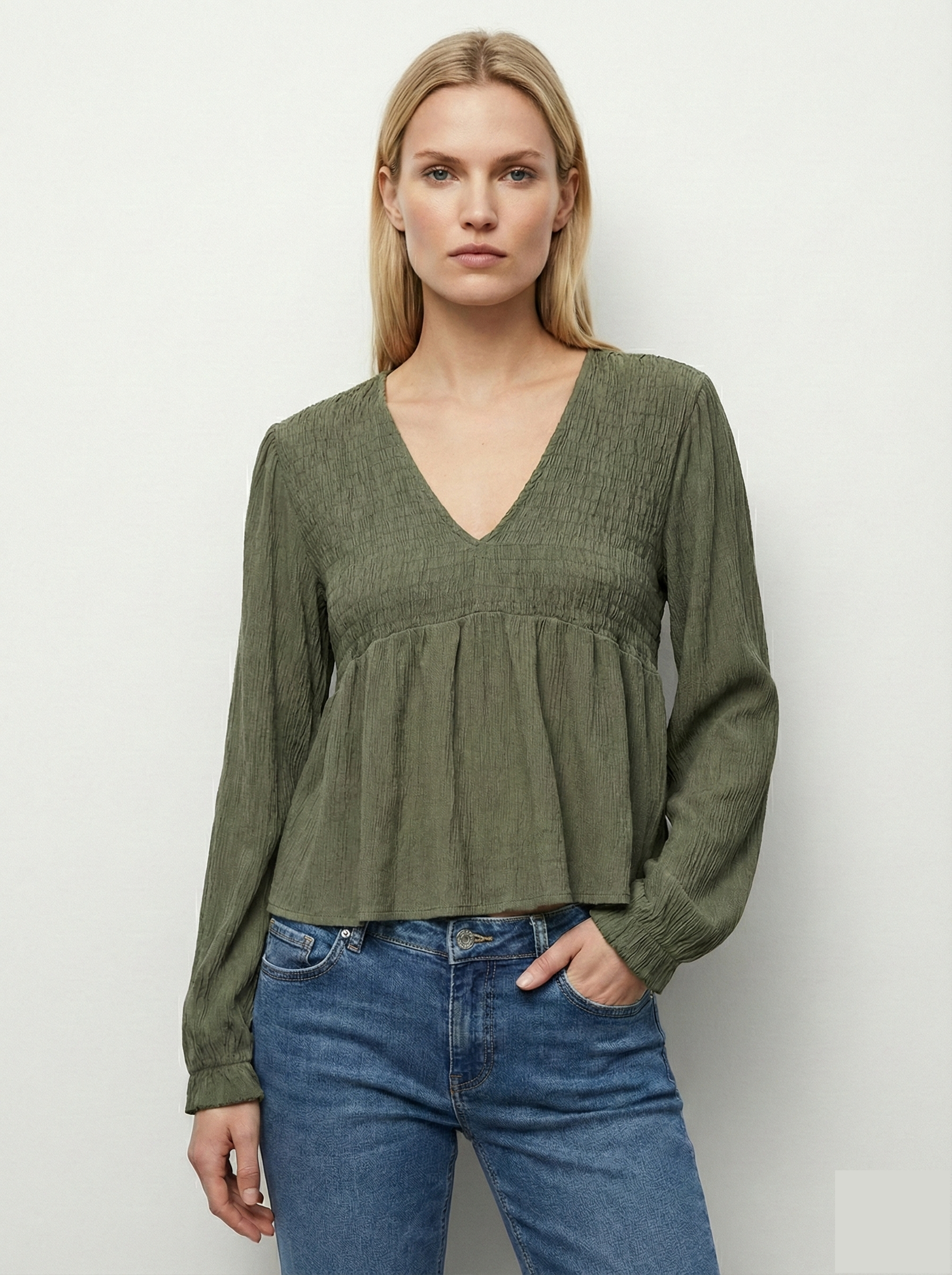 Mimi & Gogo - Wholesale Blouse - Women's - V-neck blouse with small smocking @23625_BlouseV8