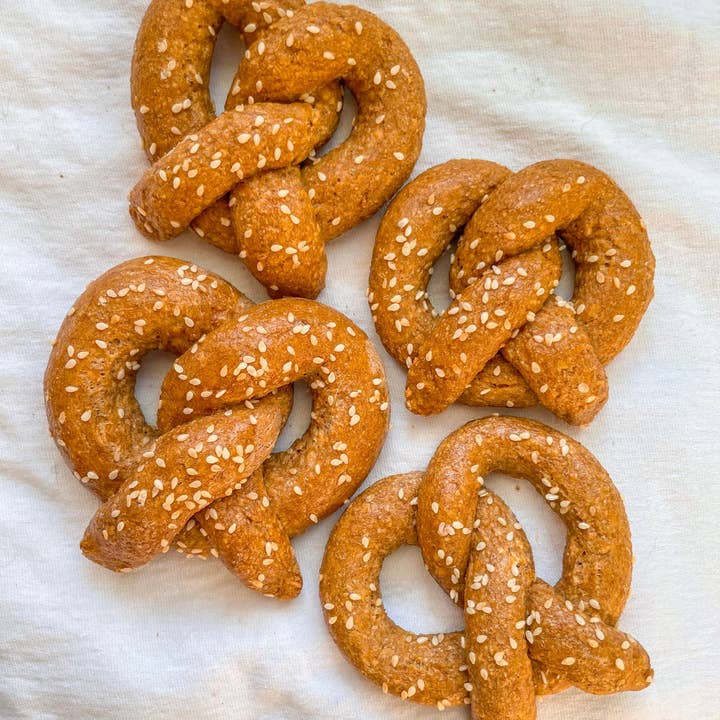 Big Head Barkery - Wholesale Pet Treats - Dog - Cheddar Cheese Dog Treats – Parmesan Pretzel Dog Biscuits