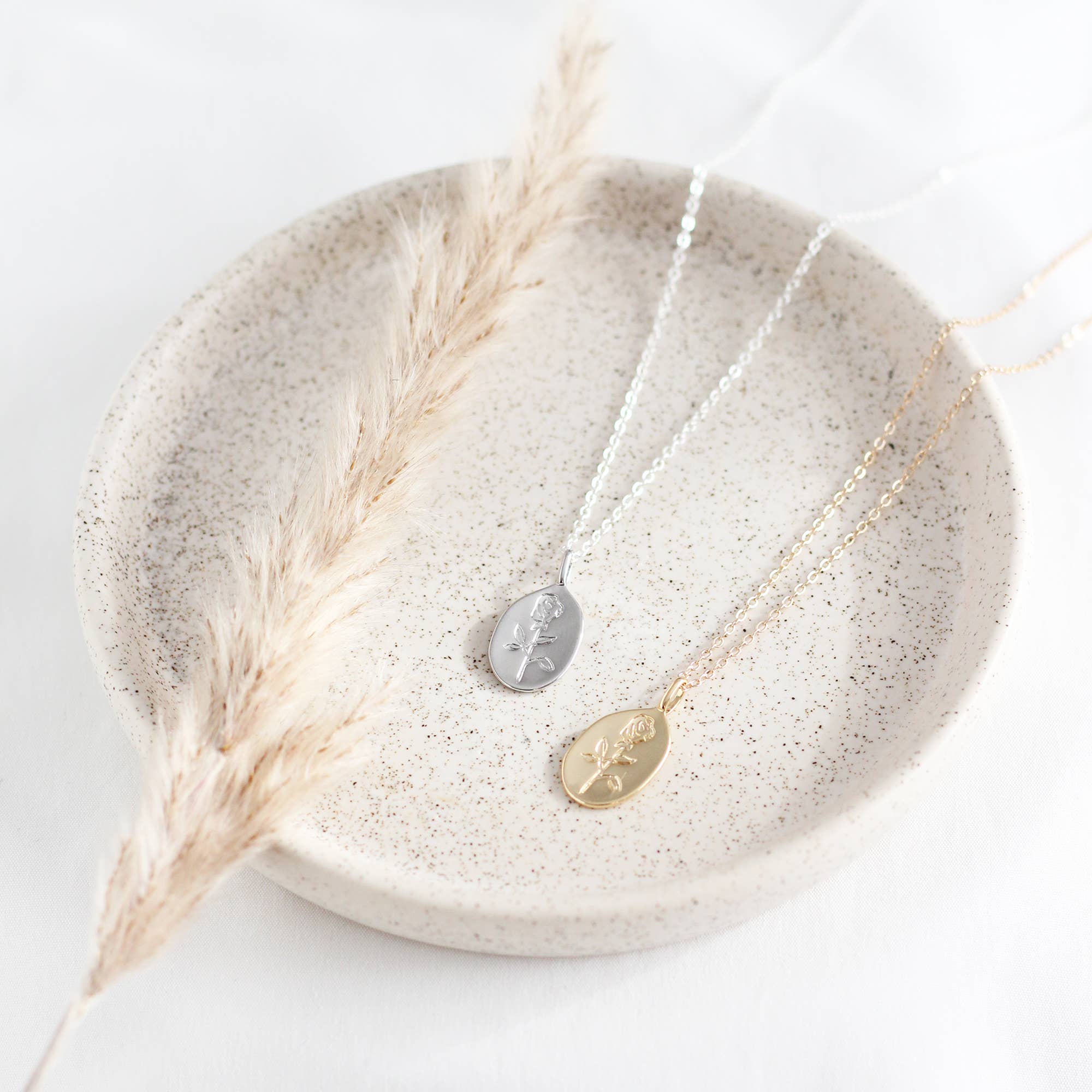 Birch Jewellery - Vente Colliers à pendentif - Collier Médaillon Rose3