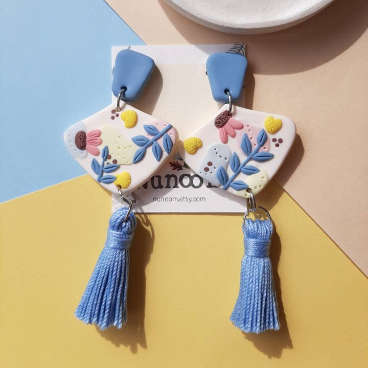 Brincos Boho com Flores e Pompões de Algodão Azul por atacado de NoomCottageClay