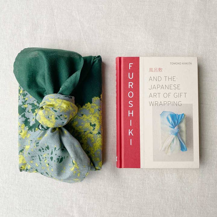 ma space design – Großhandel Crafts, Hobbies & DIY – Geschenk: Buch in Furoshiki verpackt