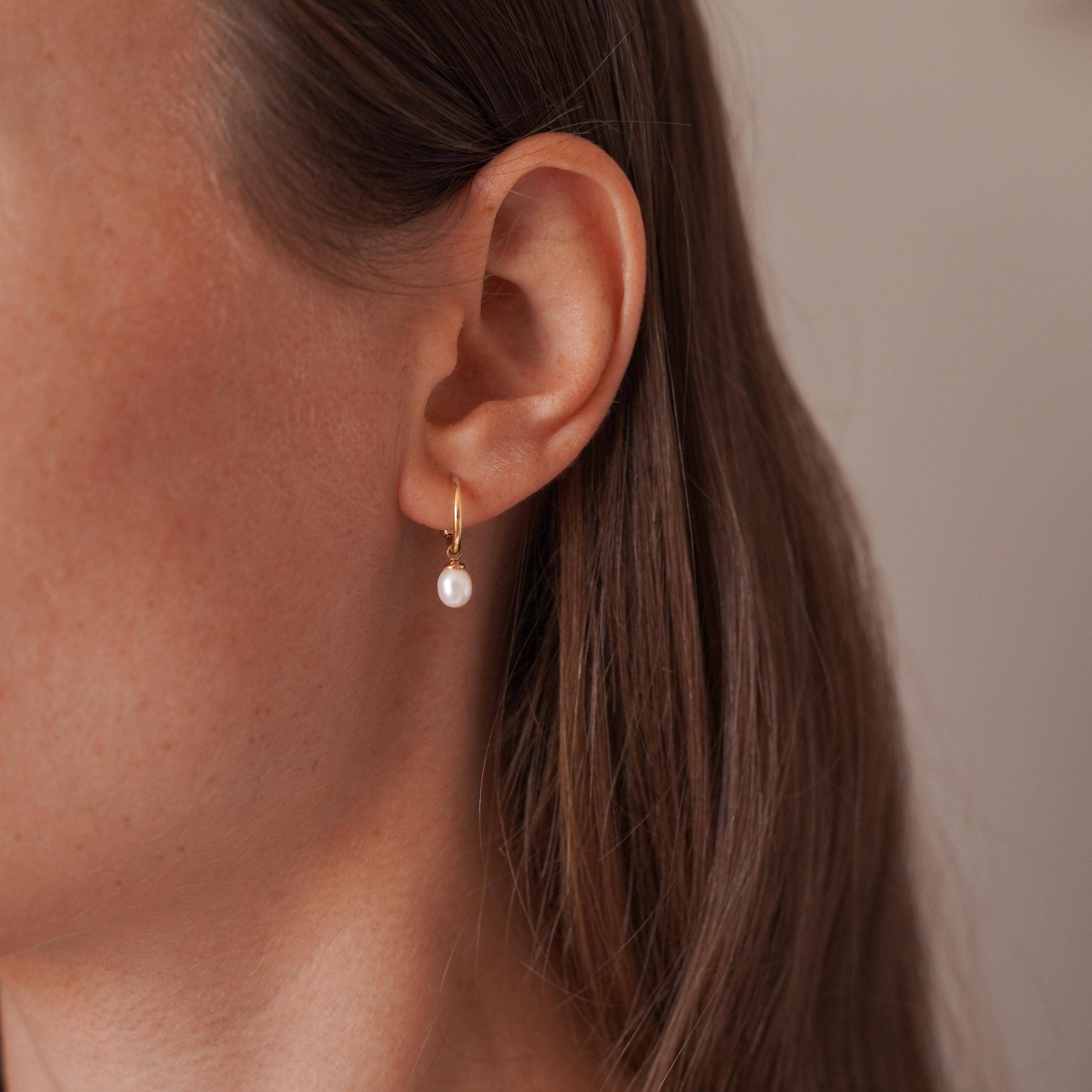 Victoire Collection - Vente Boucles d'oreilles pendantes - Boucles d'oreilles acier inoxydable mini créoles perle0