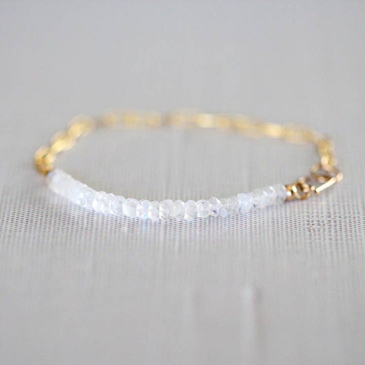 Bracelet Cara en pierre de lune pour la vente par Saressa Designs