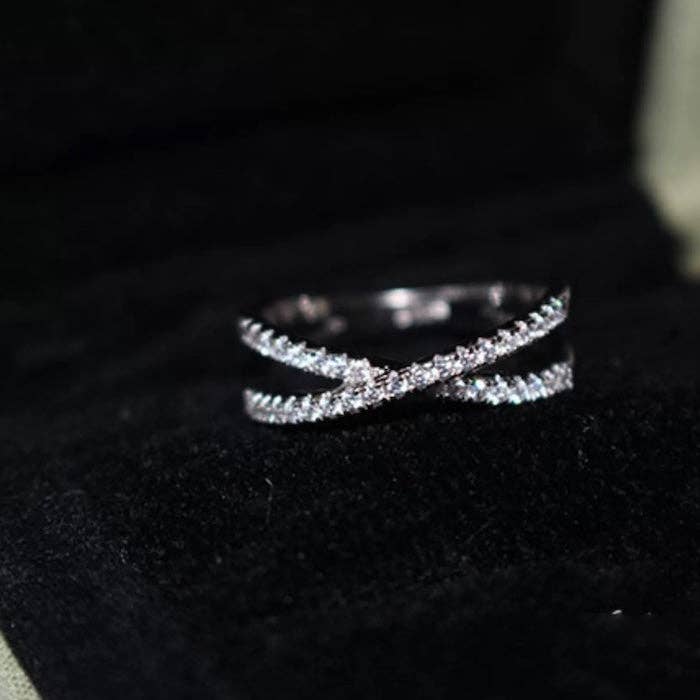 Funkelnder Moissanit-Ring mit Kreuzdesign für den Großhandel von LanLivia