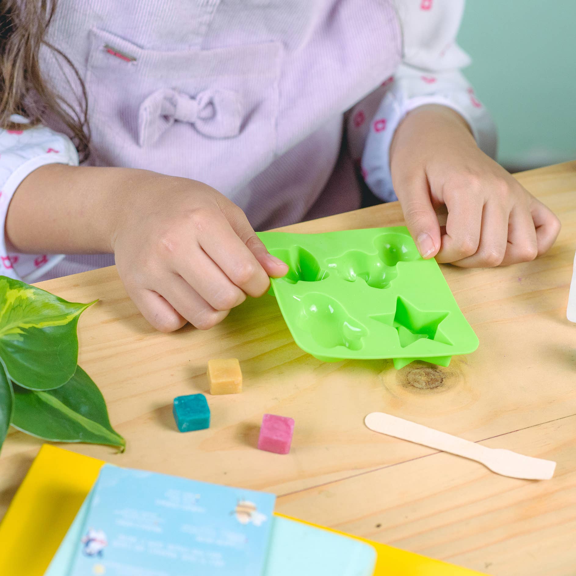 Earthy Good / Kiss Naturals - Wholesale DIY Craft Kit - Kids - Case of 6 – Kiss Naturals DIY Glycerin Soap Kit for Kids 6