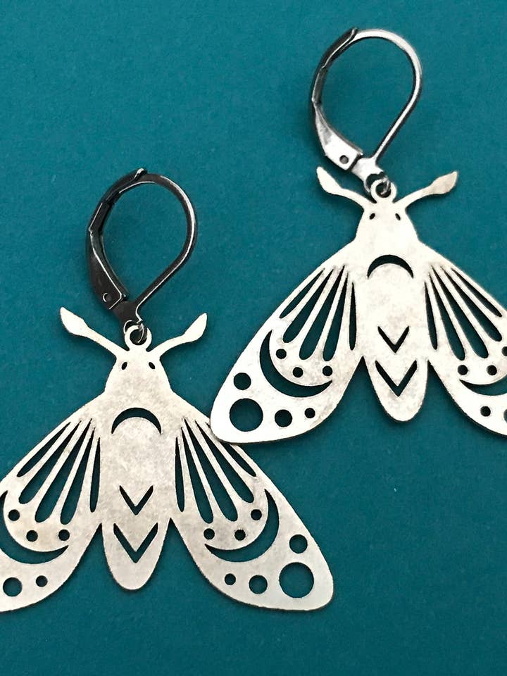 Silver Moth Örhängen för wholesale av Dreamspirit