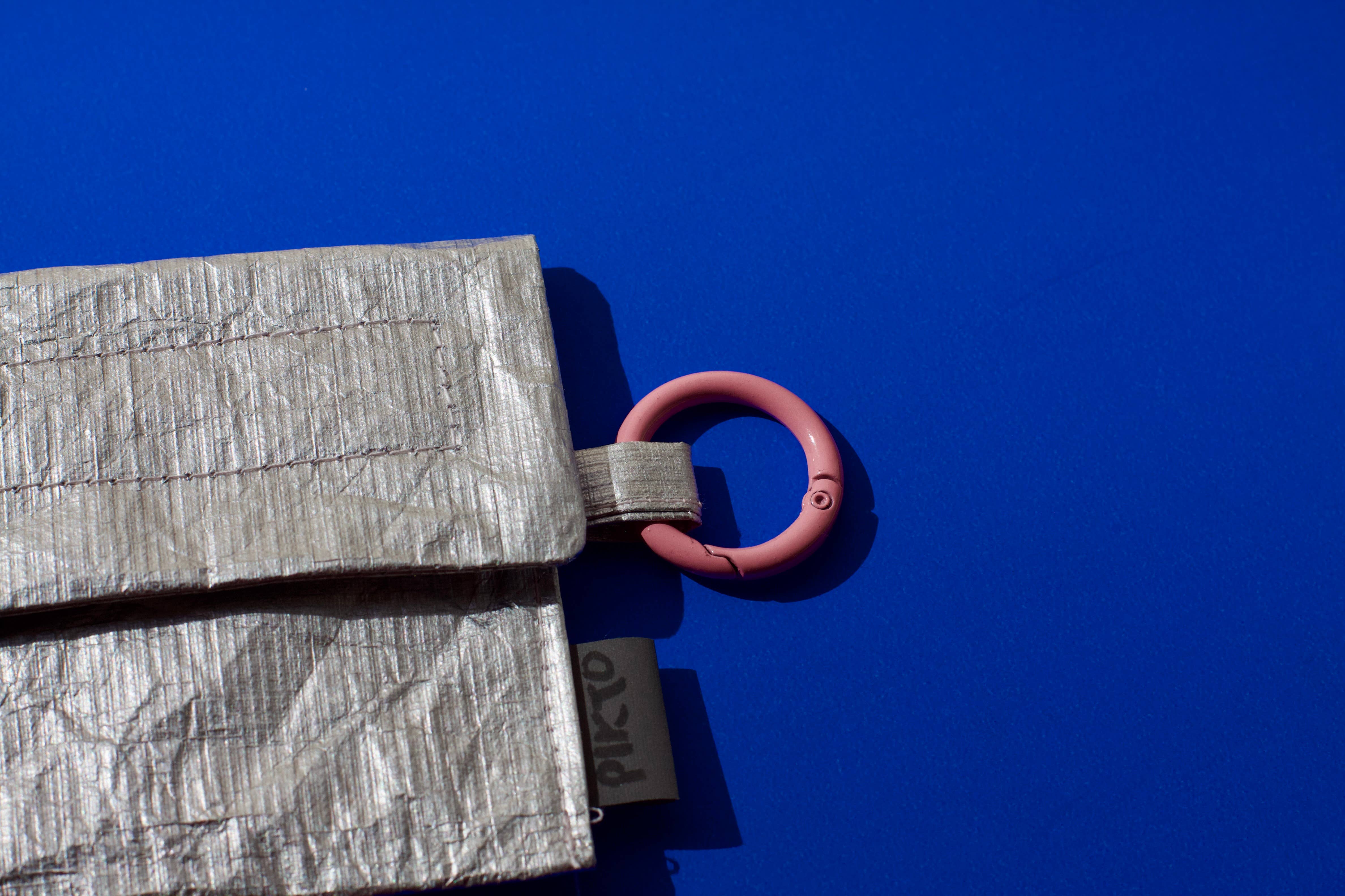 Pikto3000 - Wholesale Wallet - Women's - Small silver Tyvek pouch wallet with round carabiner - Pink2