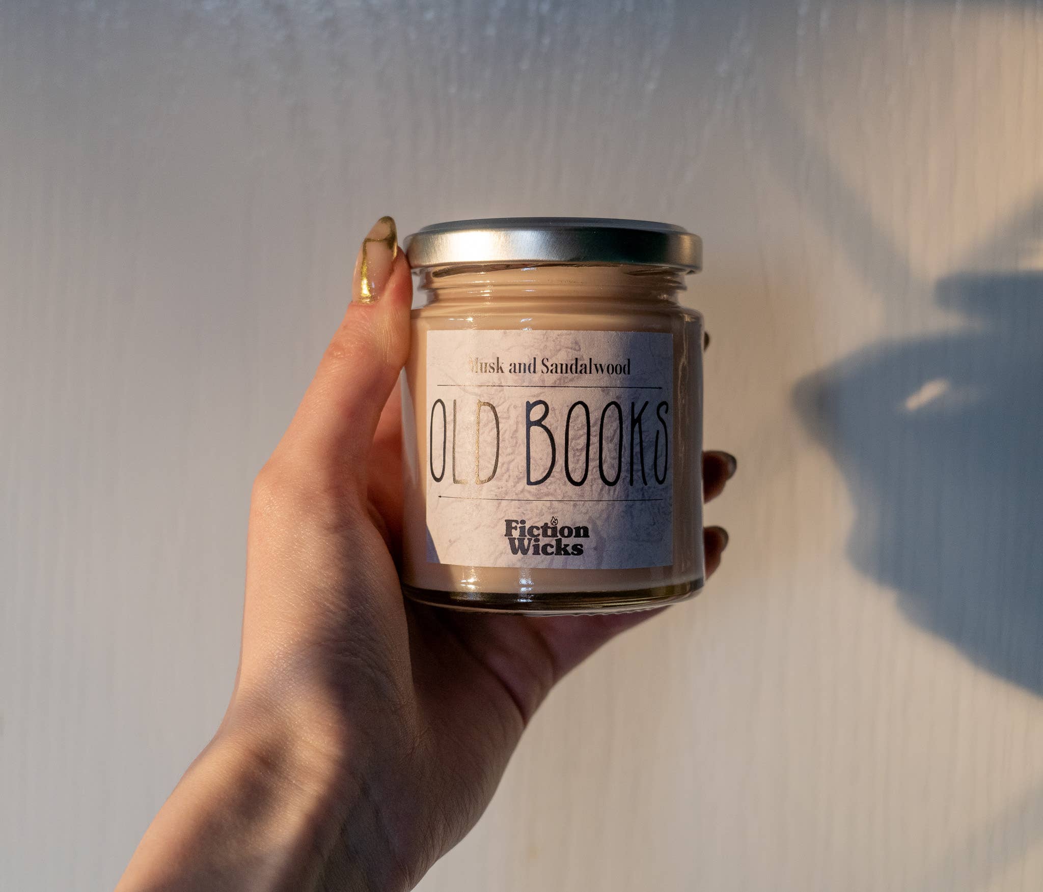 Fictionwicks - Venta al por mayor Velas en tarros - Velas y Cera Aromática Old Books para Amantes de los Libros | Vela de Almizcle y Sándalo2