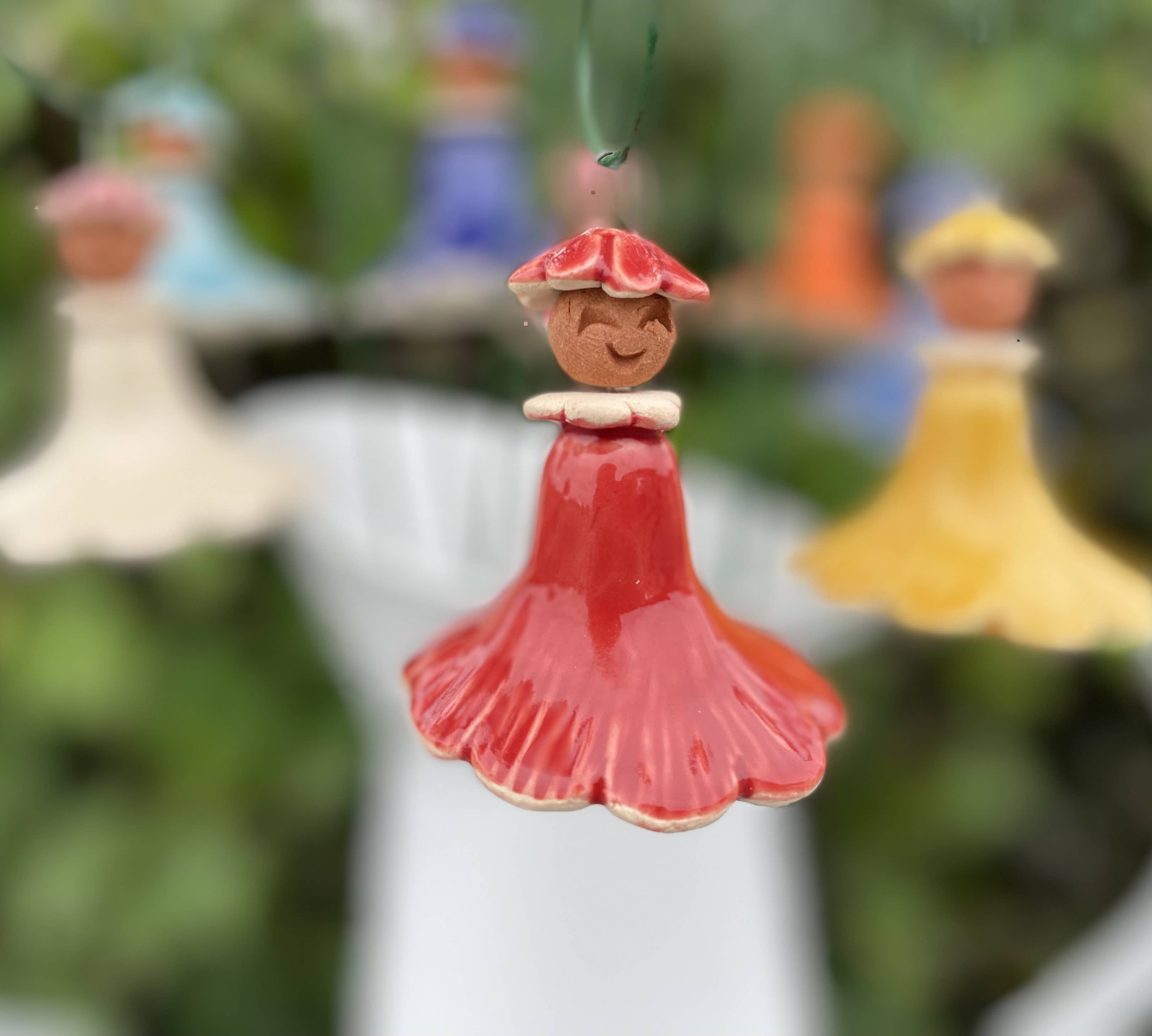 Pannonhem AB. – Großhandel Gartendeko/-schmuck – Hängende bunte Feen aus Keramik5