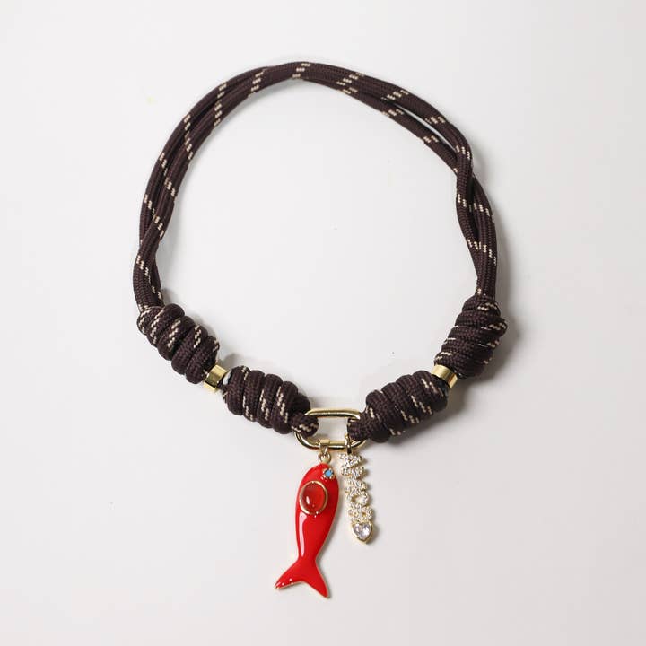 Collier en paracorde Espresso avec poisson en émail rouge et Amore pour la vente par Pop Ups Brand