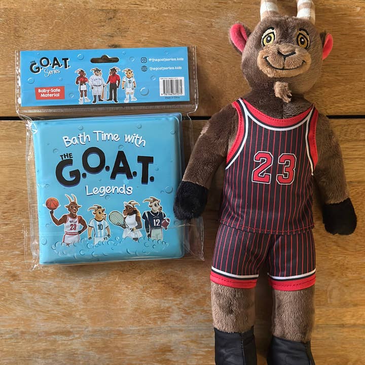 Le coffret cadeau bébé GOAT Legends – Livre de bain sportif & Peluche Mikey The GOAT pour la vente par GOAT Academy
