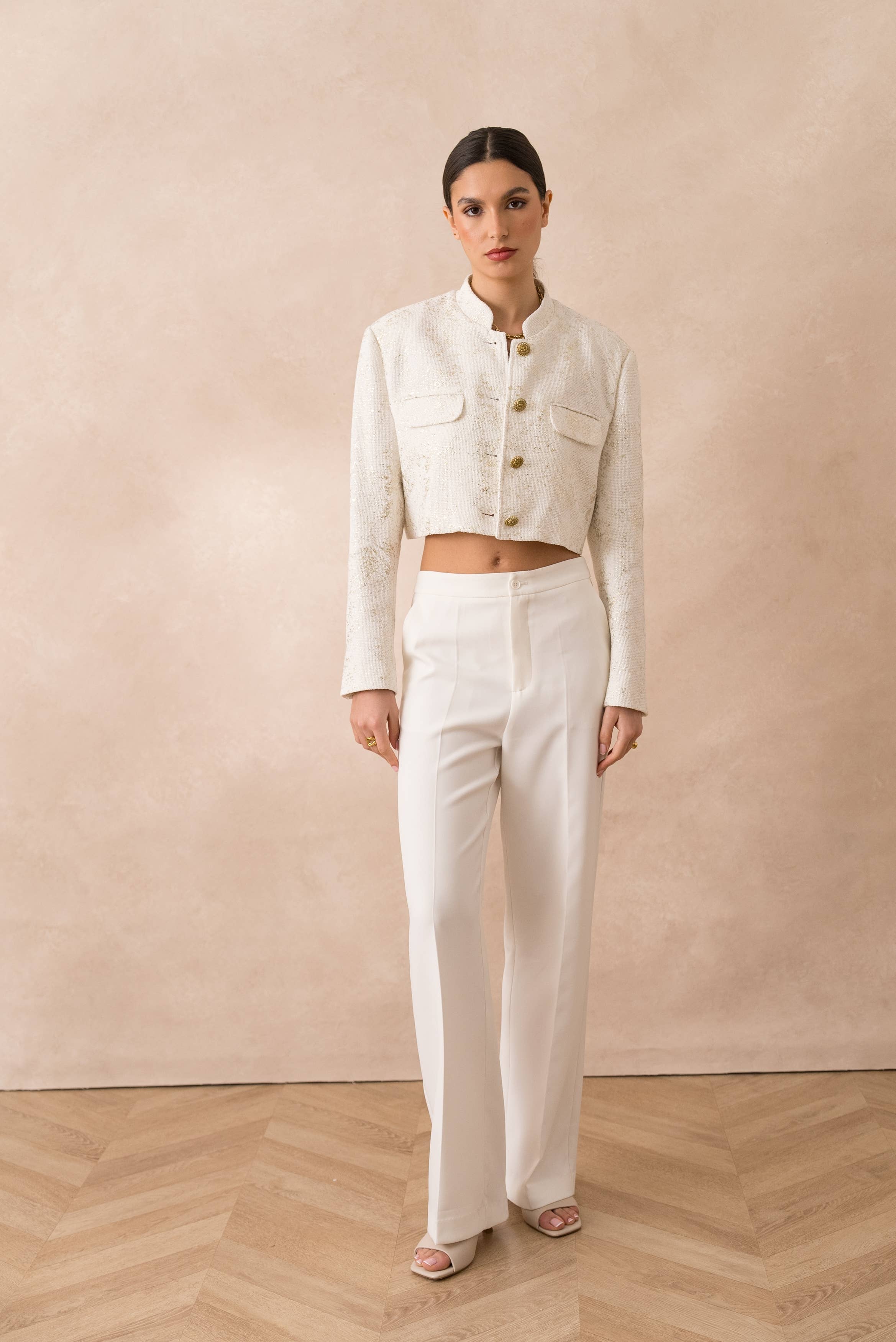 Attentif Paris – Großhandel Jacke – Damen – Kurze elfenbeinfarbene Tweedjacke mit goldenen Akzenten5