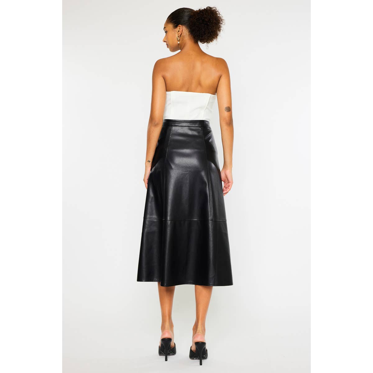 SVART Kan Can USA svart midikjol i PU med hög midja för wholesale på Faire7