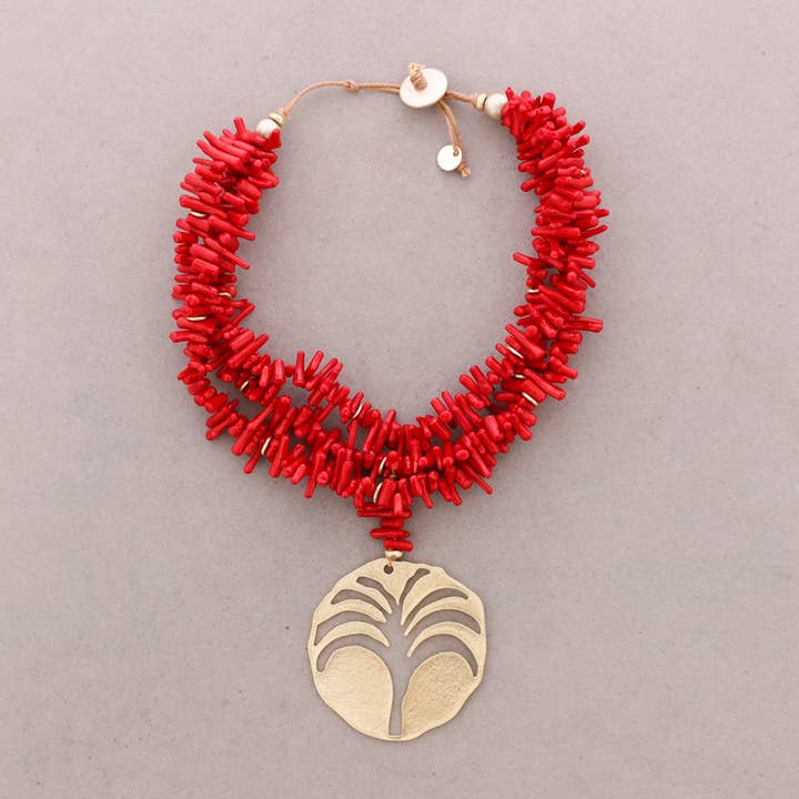 Collier Triple Perles Résine Pendentif Médaille Palmier Métal pour la vente par Sonata