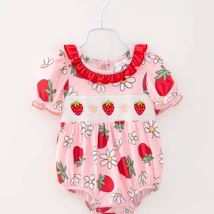 Pagliaccetto arricciato con fiore di fragola rosa per bambina. per la vendita all'ingrosso da parte di littleoneusa