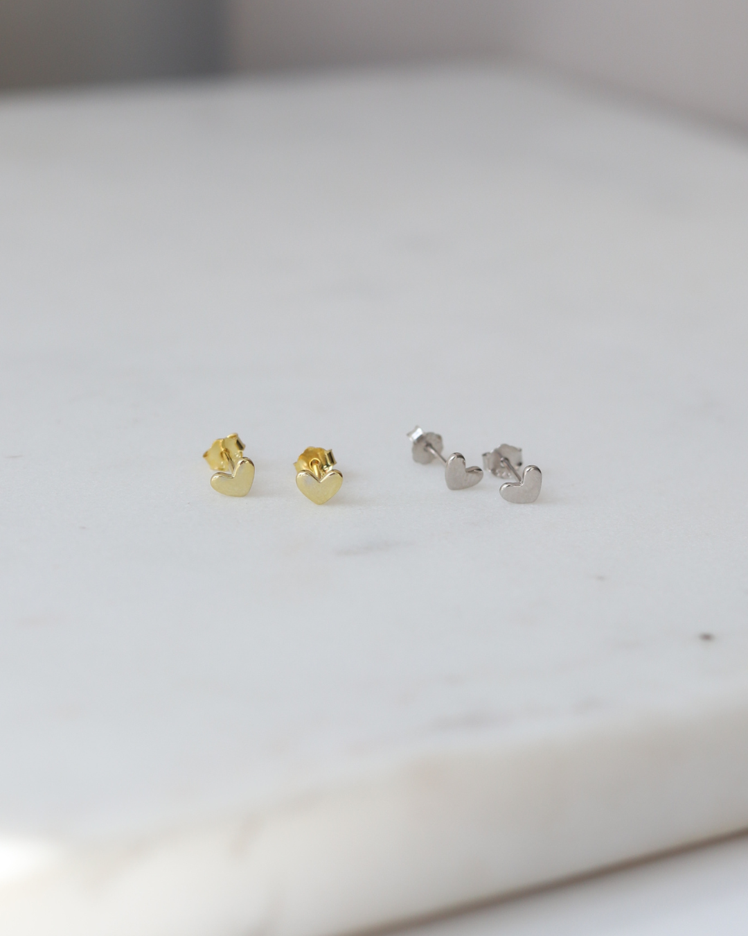 Bumble & Bee - Vendita all'ingrosso Orecchini a bottone - Orecchini a bottone a cuore piccolo1