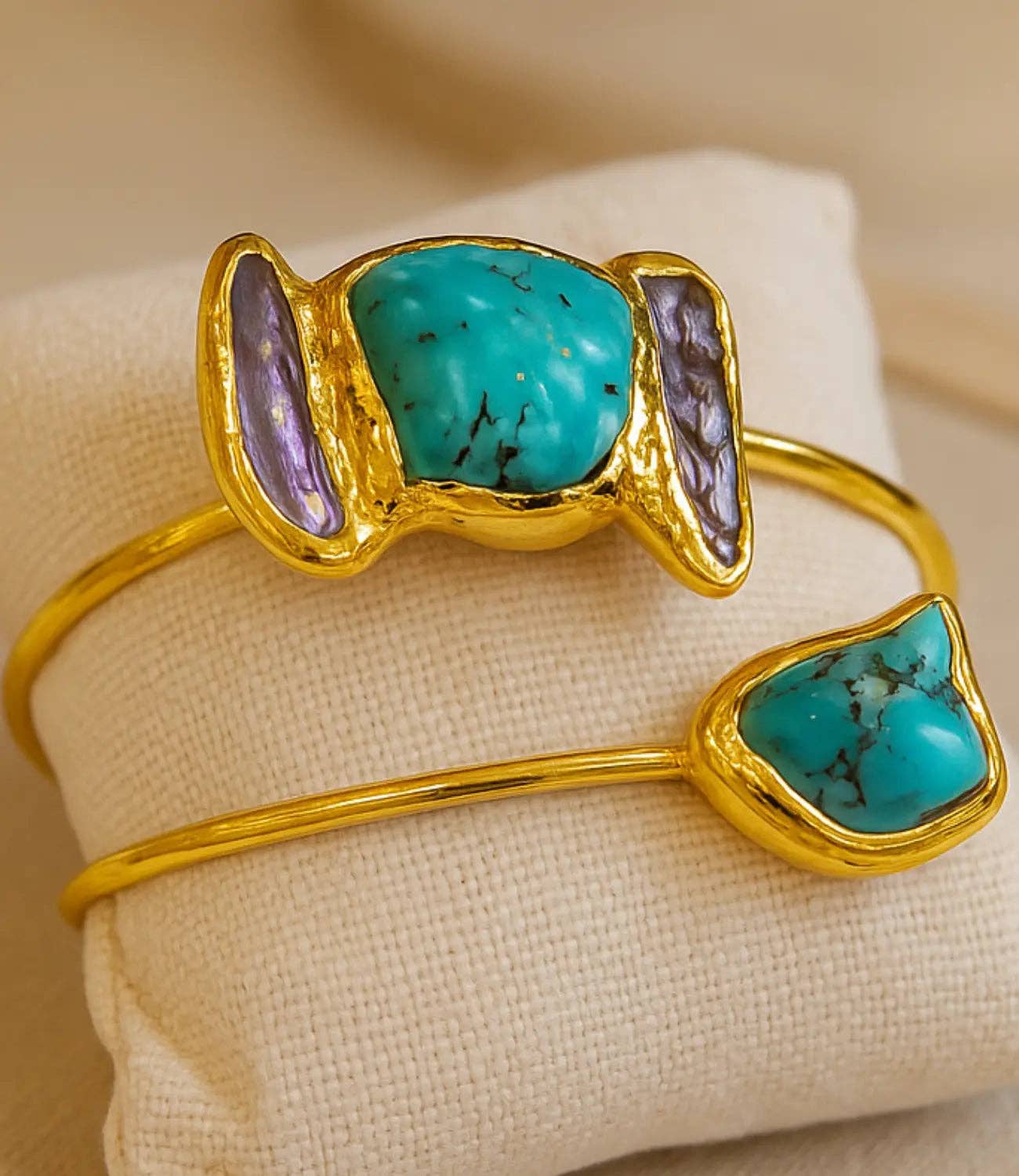 PHOEBE´S – Engroshandel Manchetarmbånd – 18K guldbelagt åben armbånd med turkis og perlemor2