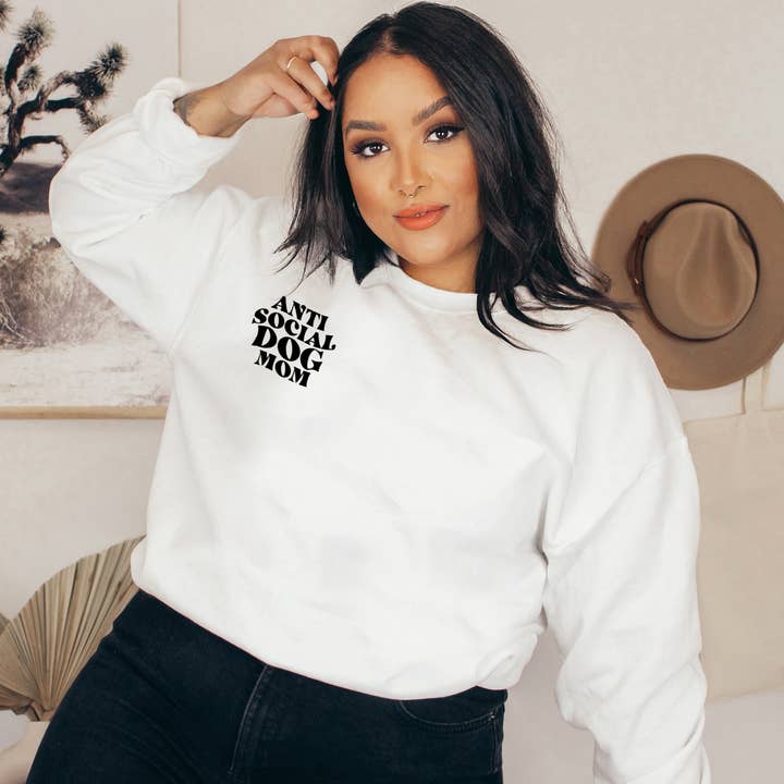 Anti Social Dog Mom. Sweater weiß für den Großhandel von lupaX