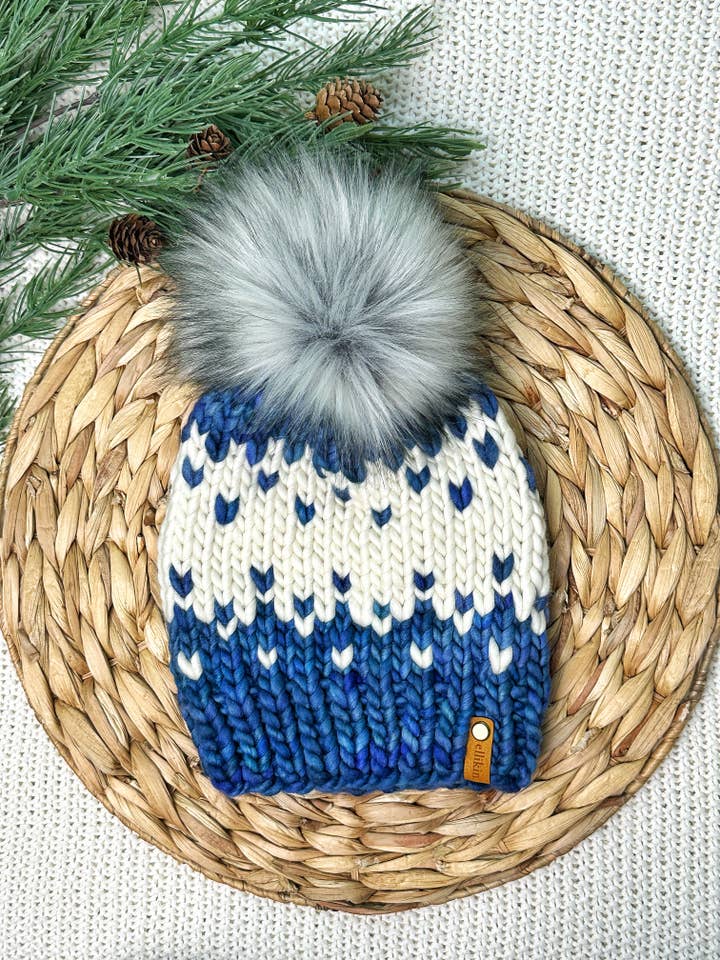 Winterfell Beanie i Azules for engroshandel hos Ellikin Knits, LLC