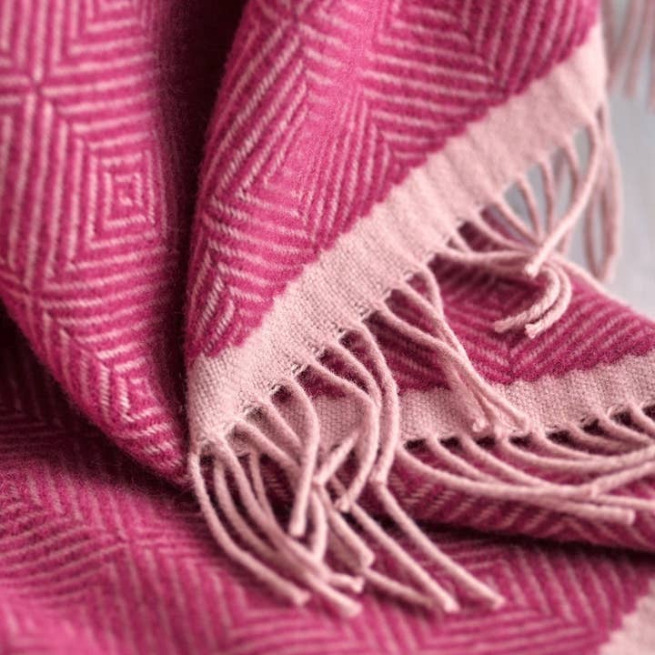 The British Blanket Company – wholesale Throw blanket – Wildweave Blanket: Clover and Briar Rose3