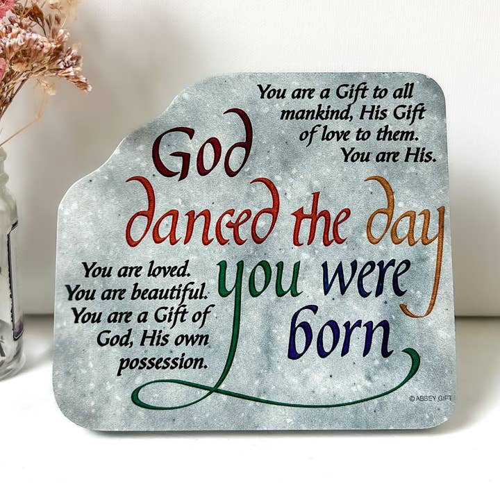 Gud dansede babyplak for engroshandel hos Abbey + CA Gift