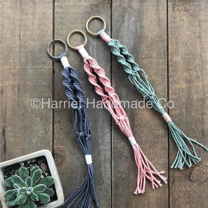 Petit porte-plantes en macramé de plus de 20 couleurs pour la vente par Harriet Handmade Co.
