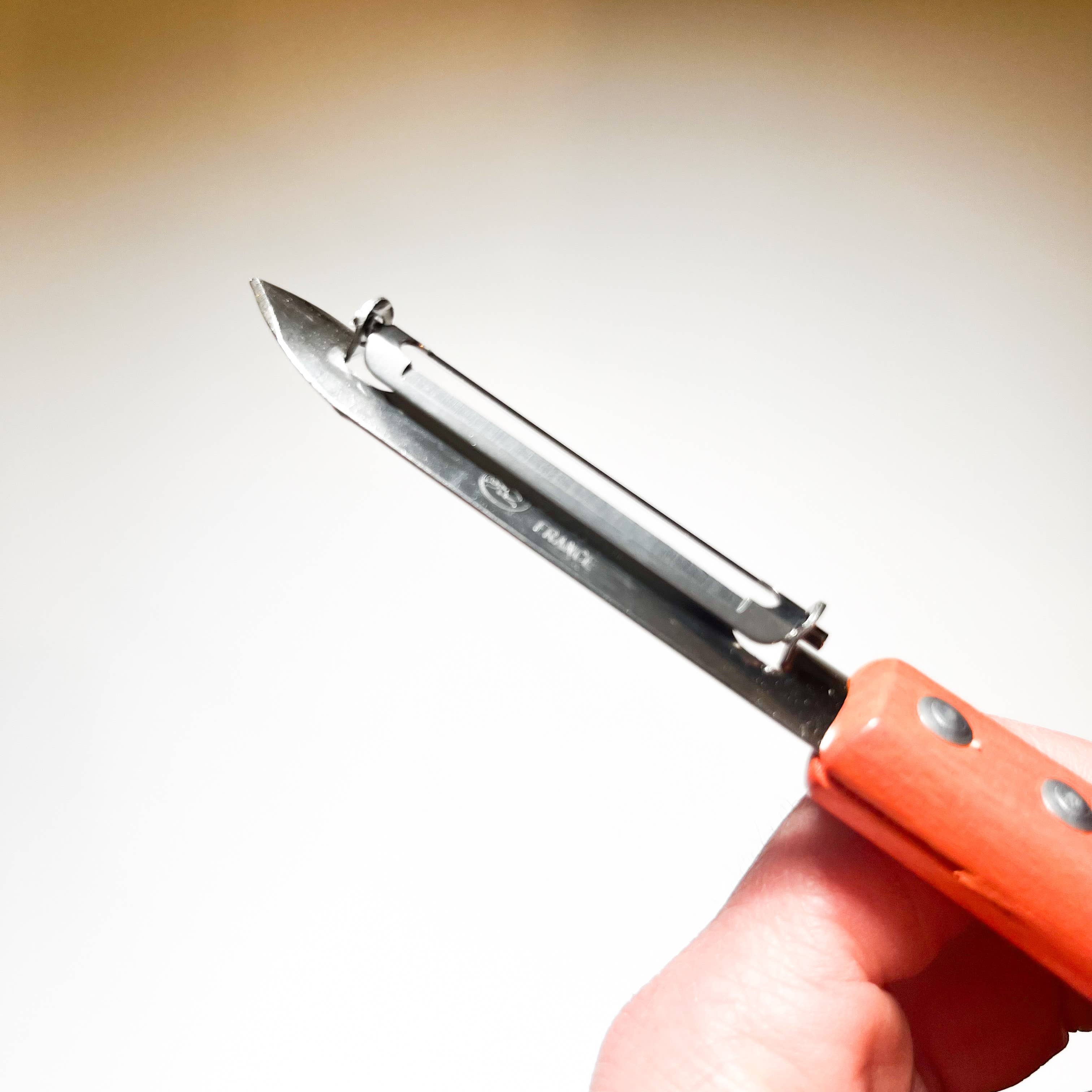 Clémentine Boutique - Vente Couteau de cuisine/multi-usage - Éplucheur Pollux avec lame mobile



Éplucheur Pollux1