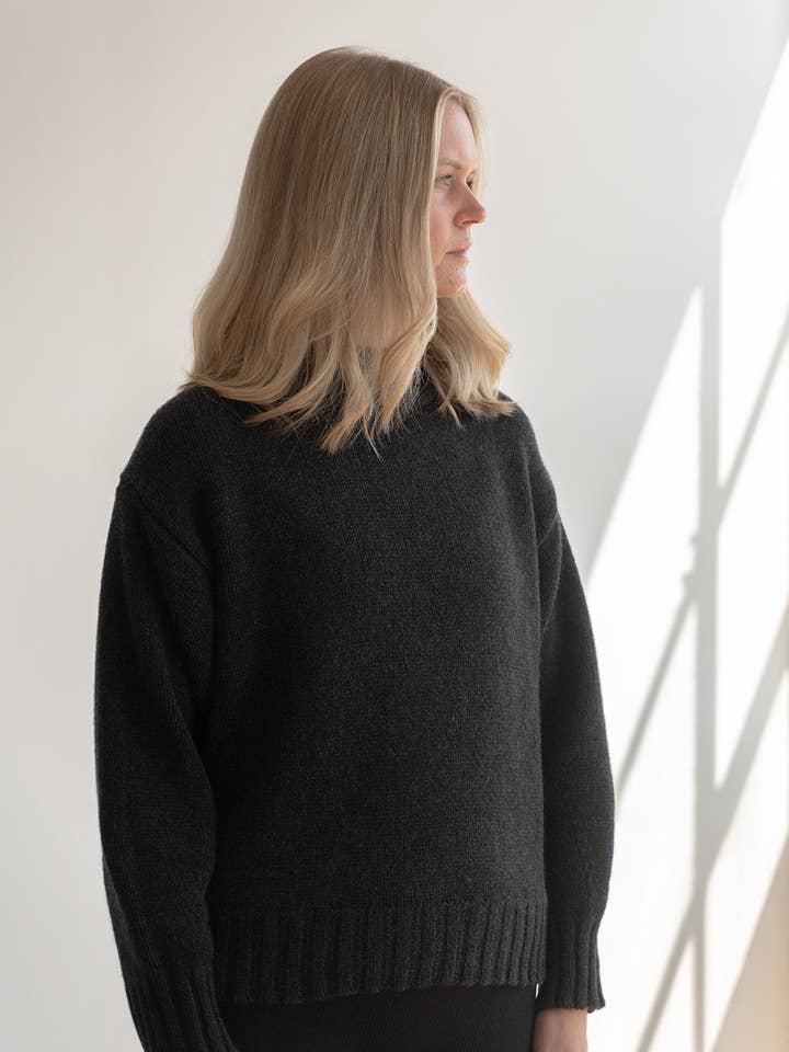 Charcoal Morar Jumper for engroshandel hos Hilary Jane Keyes